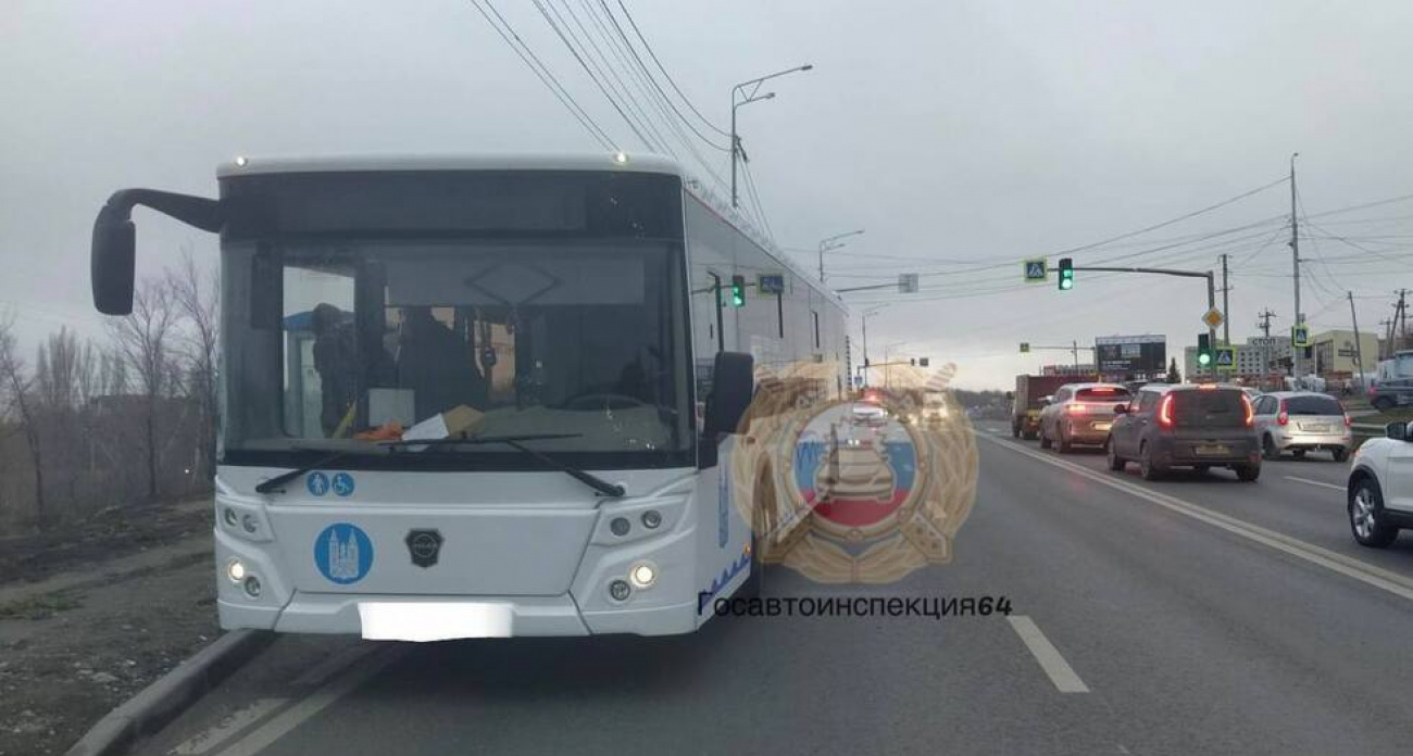 60-летний пешеход попал под автобус №90 в утренние часы на Усть-Курдюмской