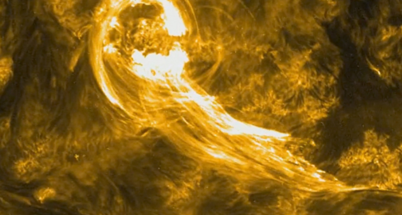 Вспышка класса Х "пожрала" 300-тысячекилометровый протуберанец: магнитная буря G2 ударит по Земле завтра