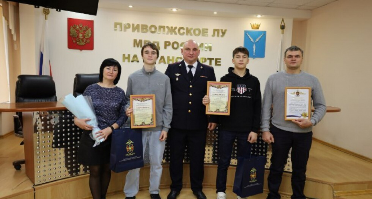 Школьники Роман и Матвей спасли 16-летнюю девушку от грузового поезда в Саратове