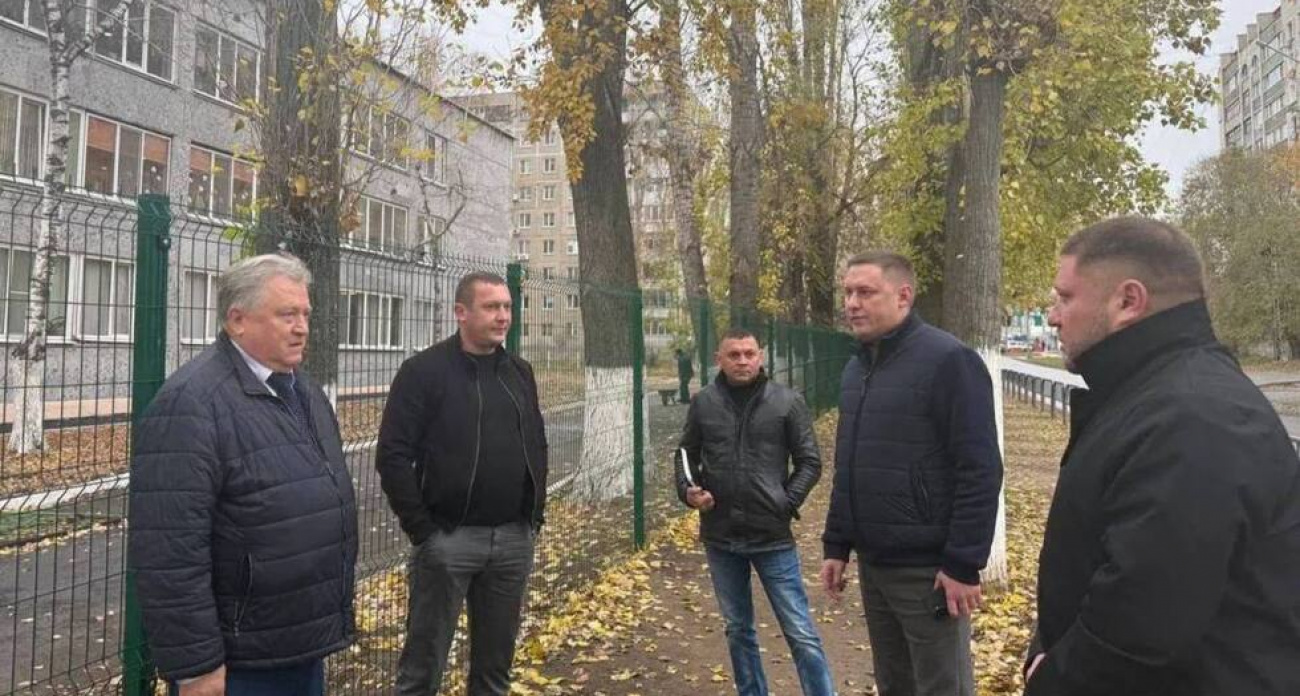 Мэрия Саратова впервые заговорила об эстетике зелёных заборов после публикации СМИ о школьных ограждениях