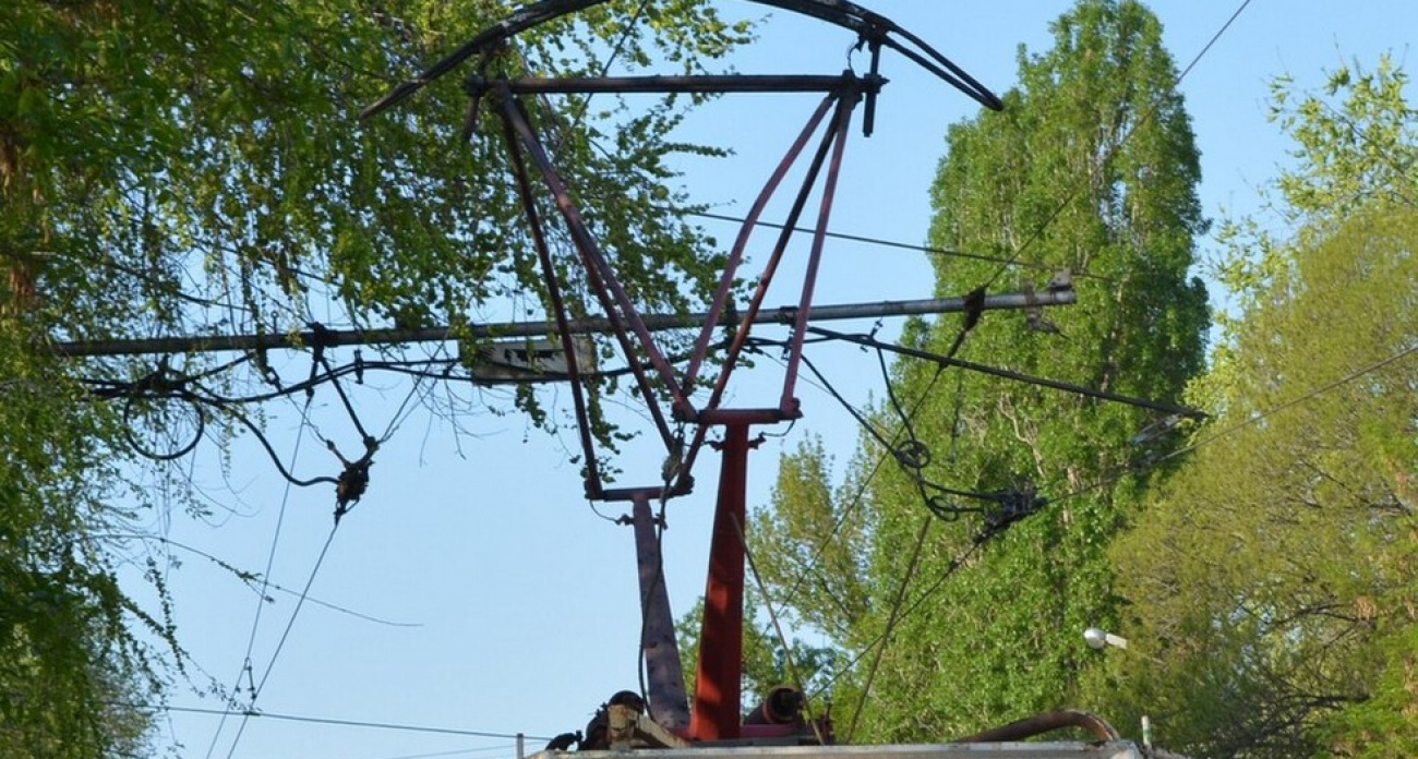 Поломка пантографа в 5:30 утра парализовала два трамвайных маршрута в Саратове