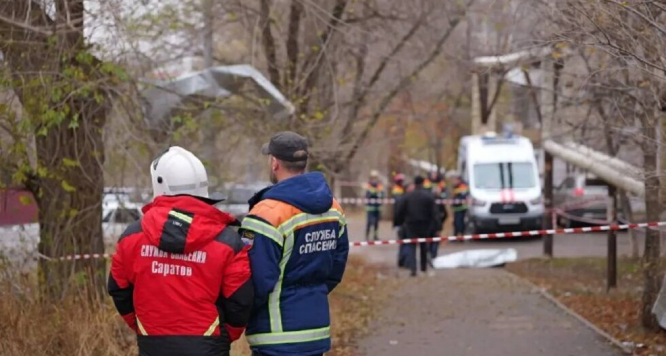 Дроны атаковали Саратов: женщина ранена, жителей эвакуируют из домов с выбитыми окнами