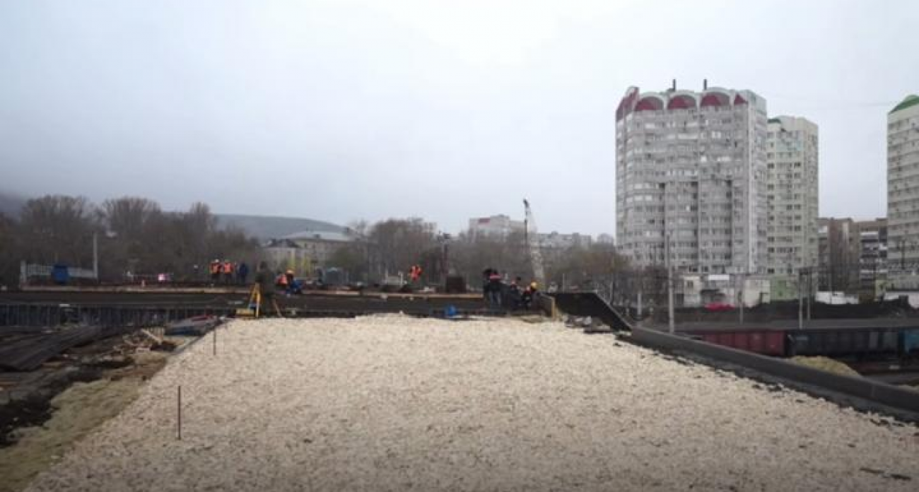 92 человека работают круглосуточно: путепровод на Стрелке выходит на финишную прямую