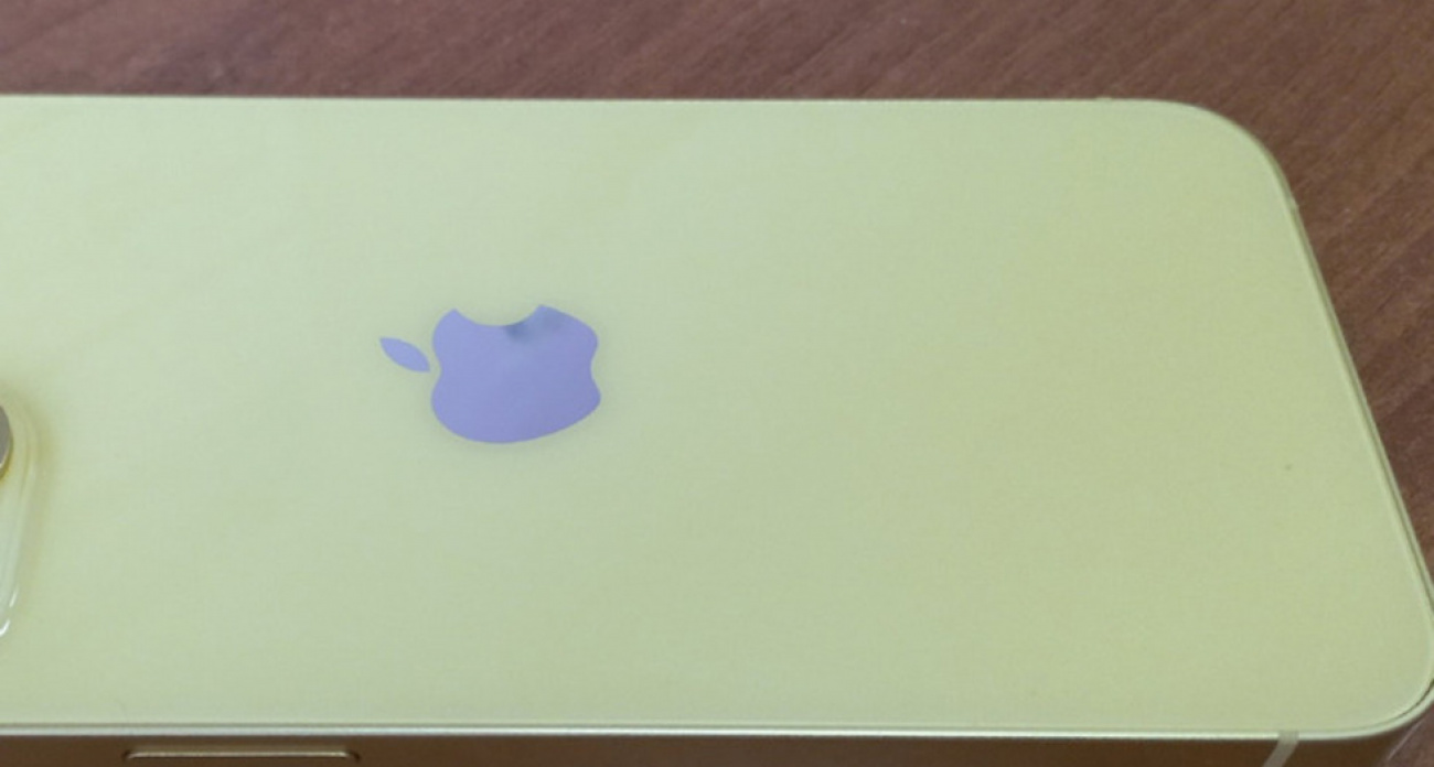 20-летняя сотрудница украла iPhone 16 Pro за 104 тысячи и сдала в ломбард за 40 тысяч