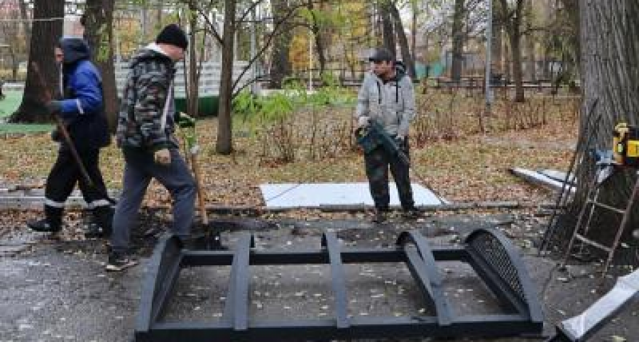 Свет возвращается: в Горпарке Саратова монтируют освещение после конфликта с арендатором