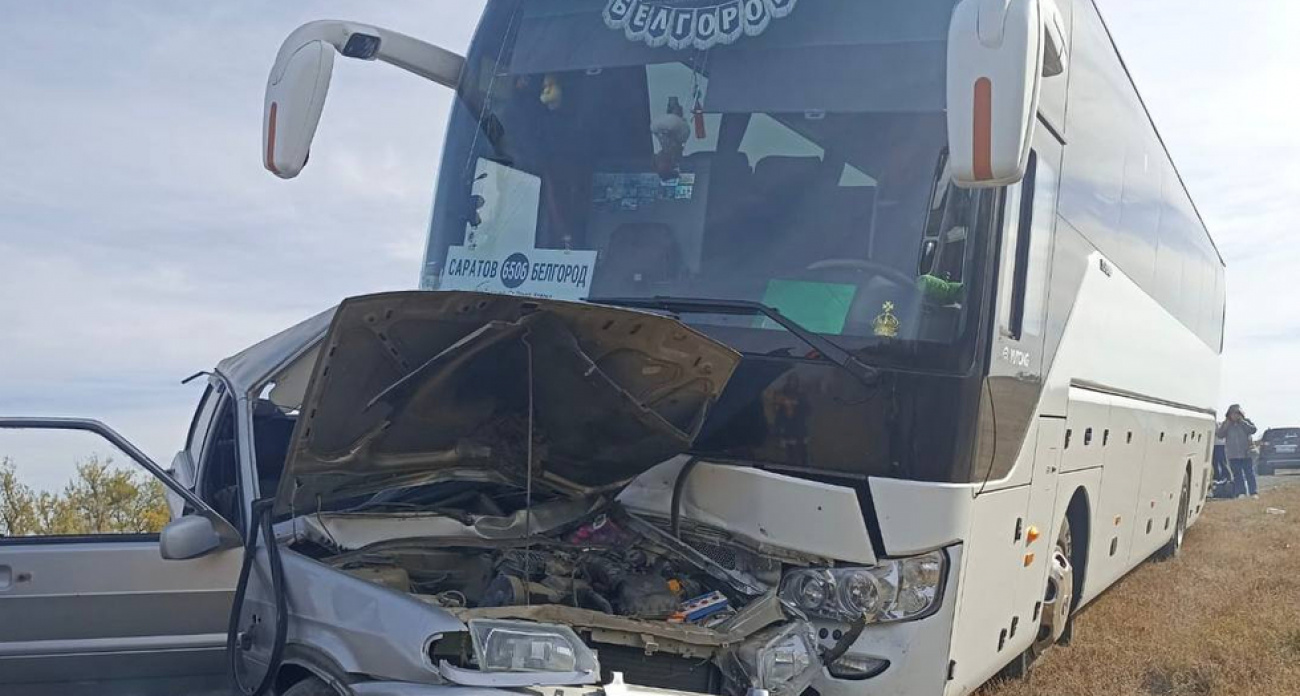 Полиция ищет свидетелей смертельного ДТП: 55-летний водитель ВАЗа погиб при развороте под колесами автобуса "Саратов — Белгород"