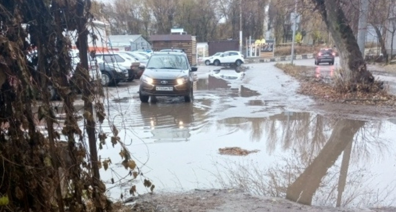 "Яма размером с озеро" блокирует единственный путь к школе №90 и больнице в Заводском районе