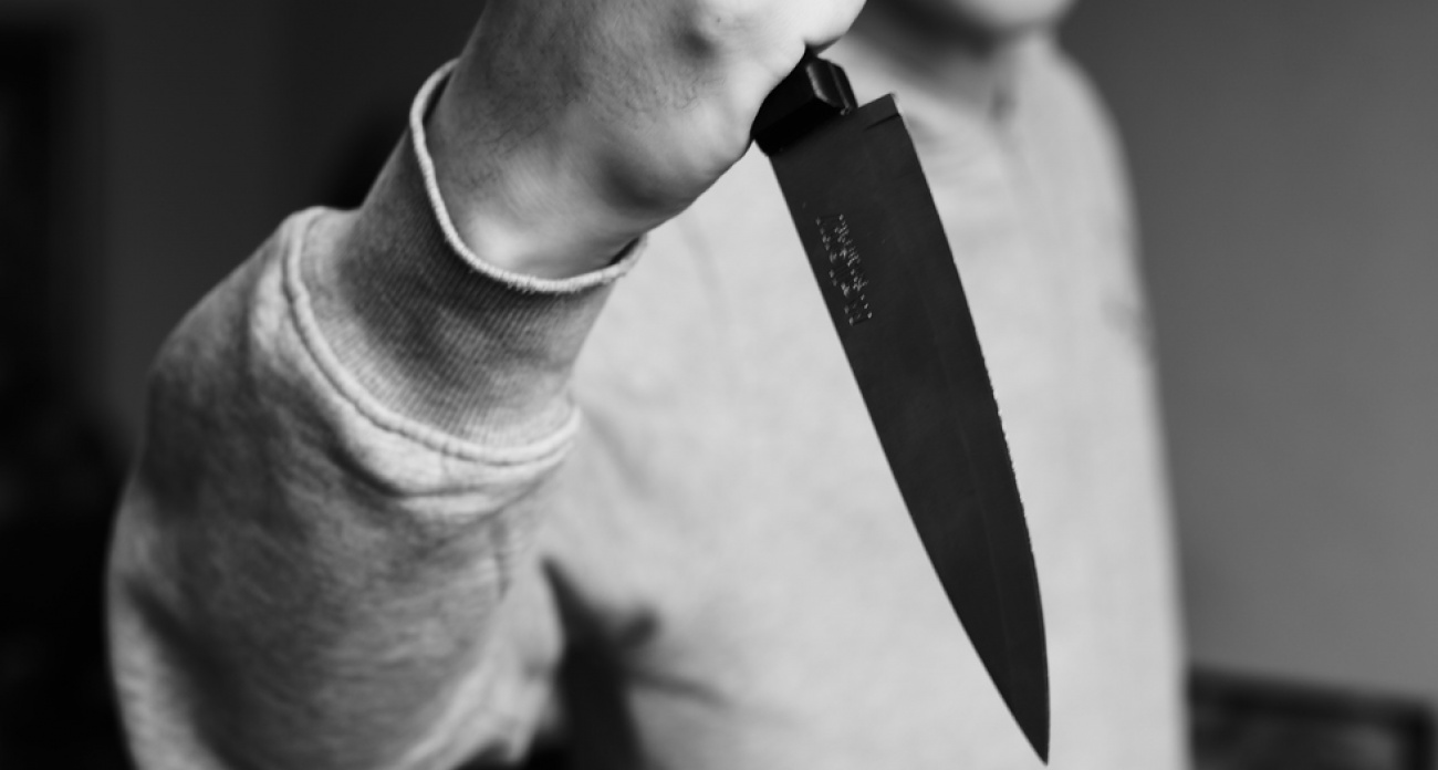 В Саратове мужчина набросился с ножом на сожителя сестры из-за предложения поменять обои