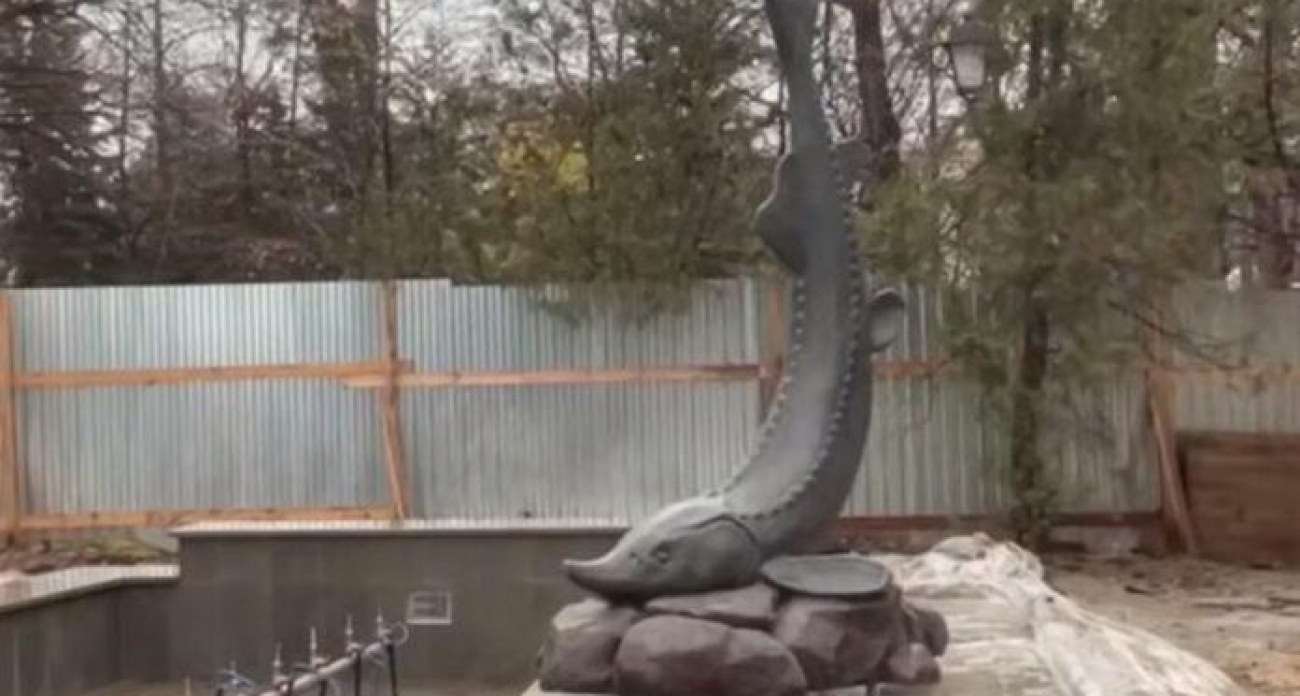 Стерлядь вернулась: фонтан «Рыбка» в «Липках» получил подсветку, но запустят только весной