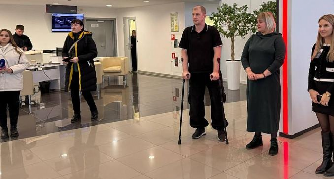 «Спал и видел, что сяду за руль»: ветеран СВО без ног получил авто с ручным управлением