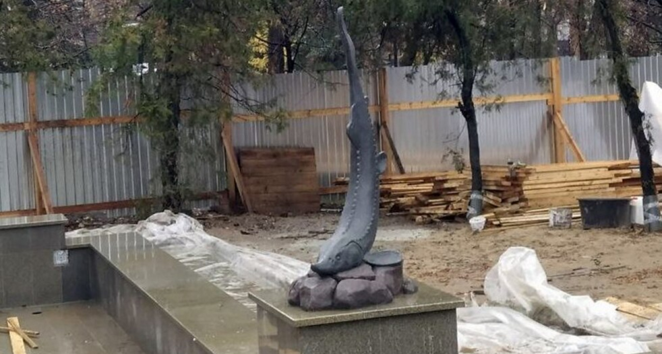 Фонтан "Рыбка" за 16 млн рублей скрыт за забором, а "Глобус" так и остался в руинах