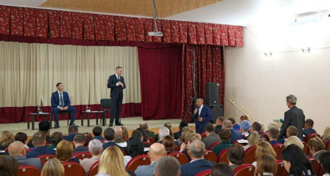 18 целевиков и мобильные центры: Бусаргин раскрыл план спасения медицины Ровенского района