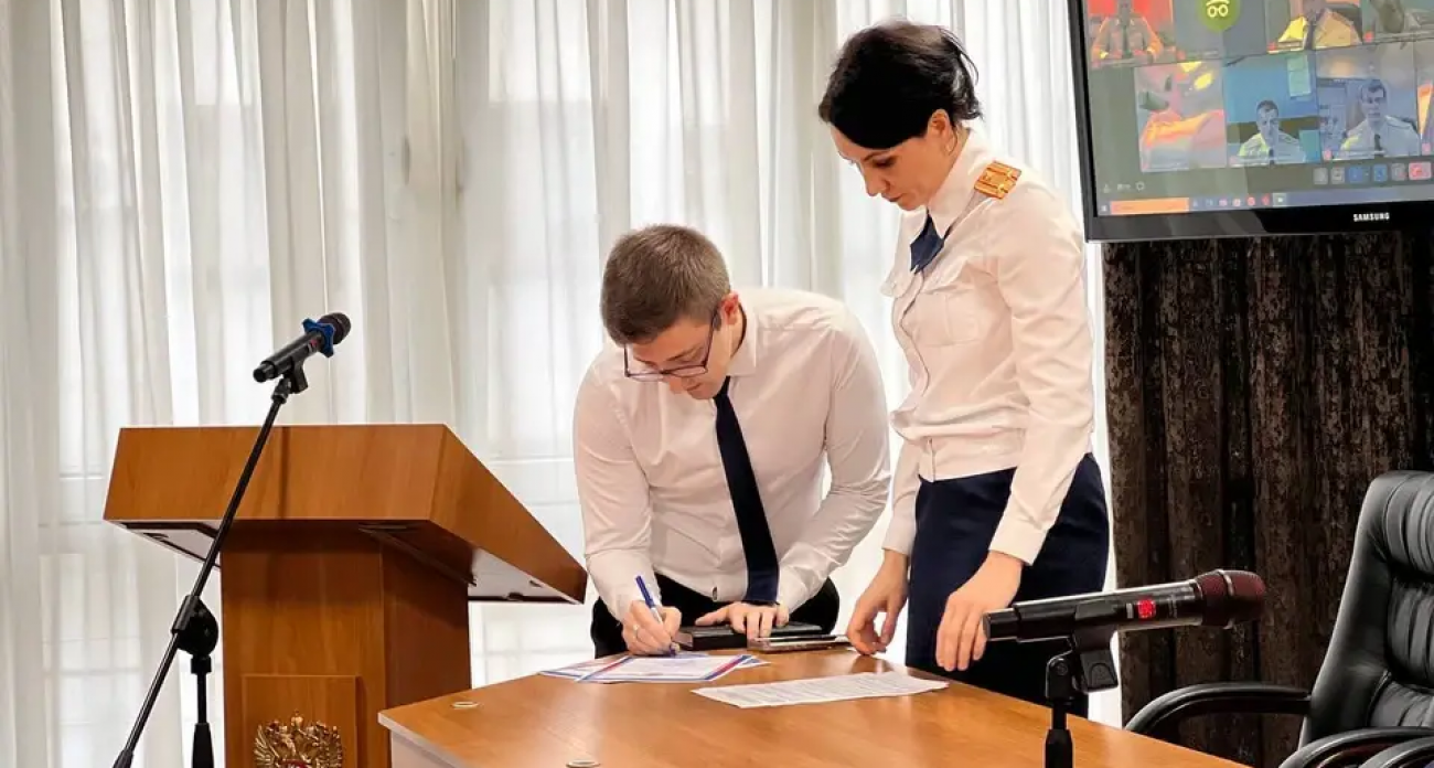 «Это не формальность, а серьезное обязательство»: восемь следователей дали присягу в Саратовской области