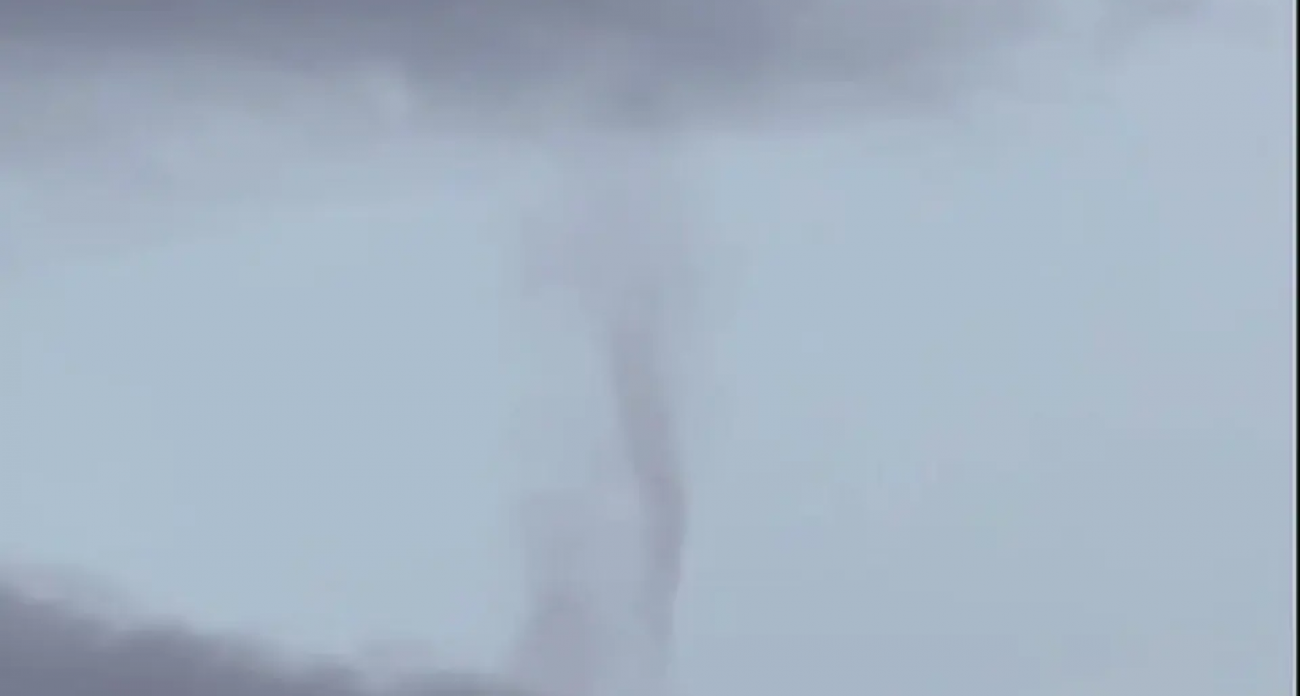 Редкая «воронка наверху» зависла над Волгой на 7 минут: каякер снял загадочное явление