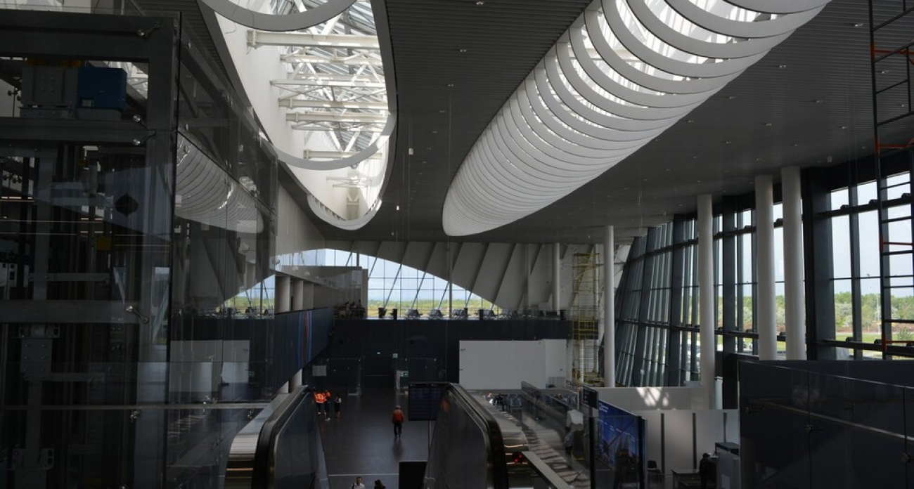 Аэропорт "Гагарин" возобновил работу после 10-часового закрытия "для безопасности полетов"