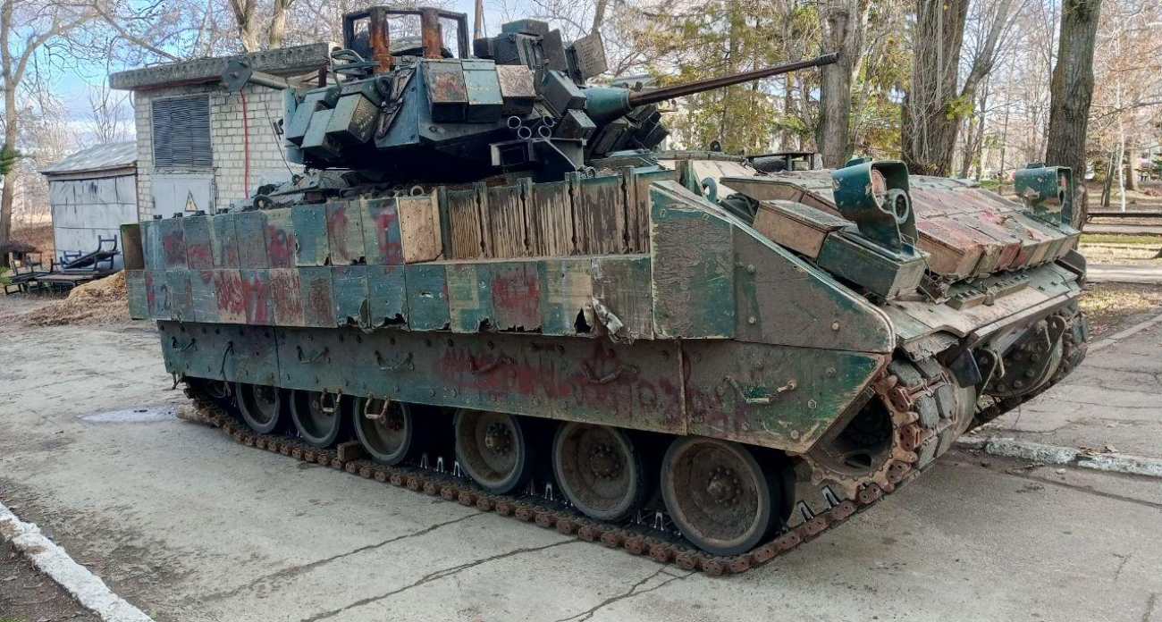 Подбитый Bradley с надписью «АХМАТ» выставили у входа в Музей боевой славы Саратова