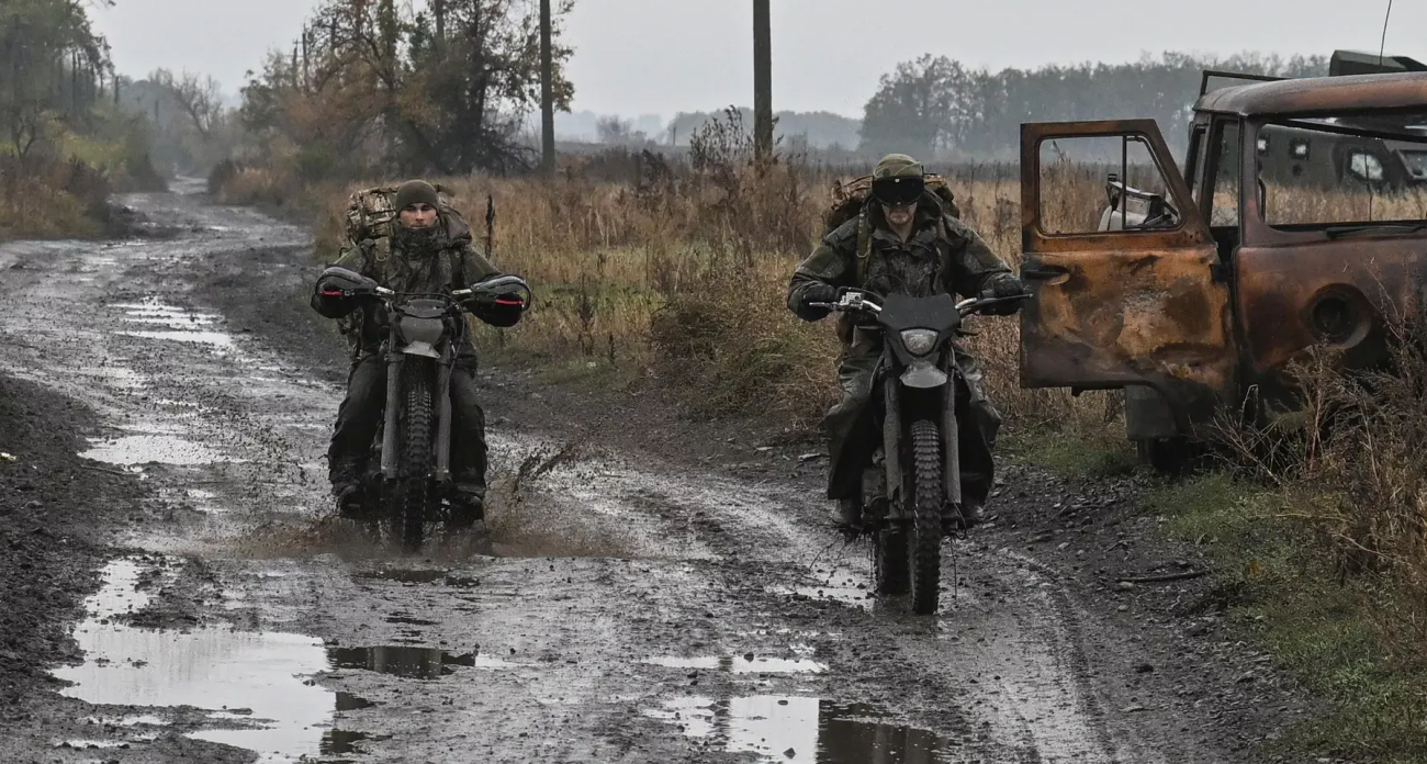 От танков к мопедам: CNN показал колонну россиян в «клетках» у Покровска — крупнейший трофей с Бахмута