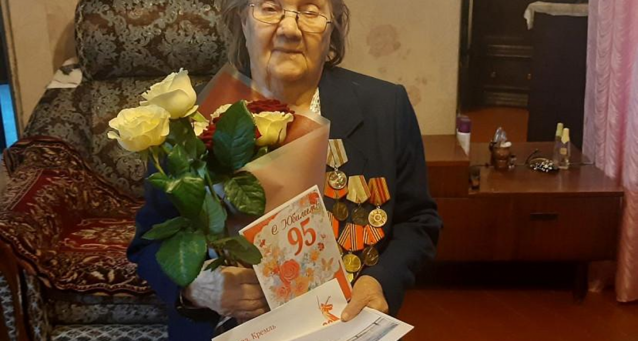 С 14 лет на тракторе: труженица тыла из Саратовской области отметила 95-летие