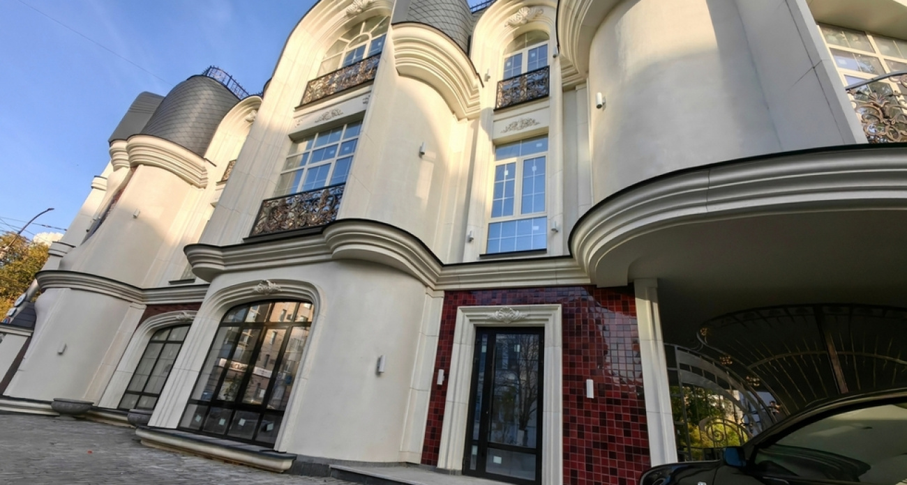 Элитный особняк по 500 тысяч за "квадрат" и спорные высотки сдали в Саратове