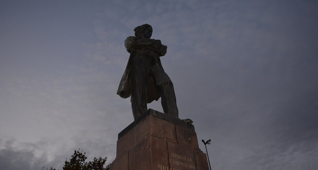 Памятники Федину, Гагарину и Чернышевскому в Саратове засияют в темноте: город потратится на архитектурную подсветку