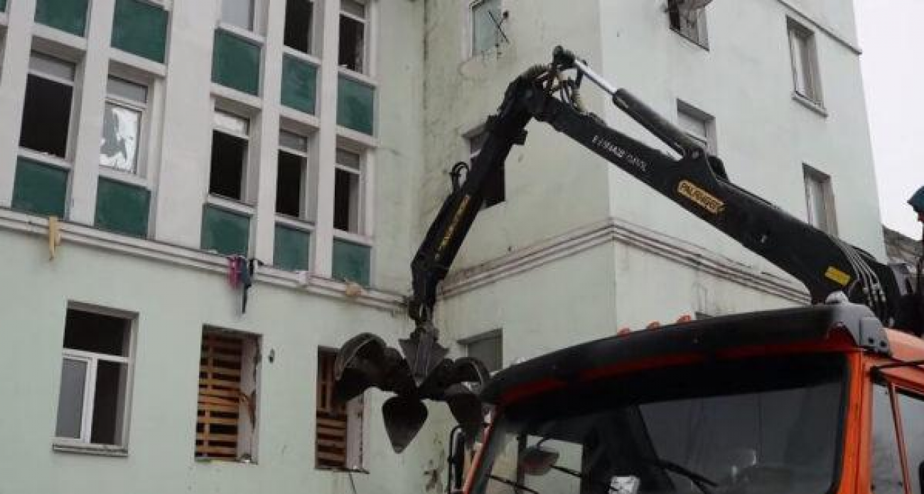 На Привокзальной площади сносят общежитие: к 7 декабря появится парковка на 130 мест