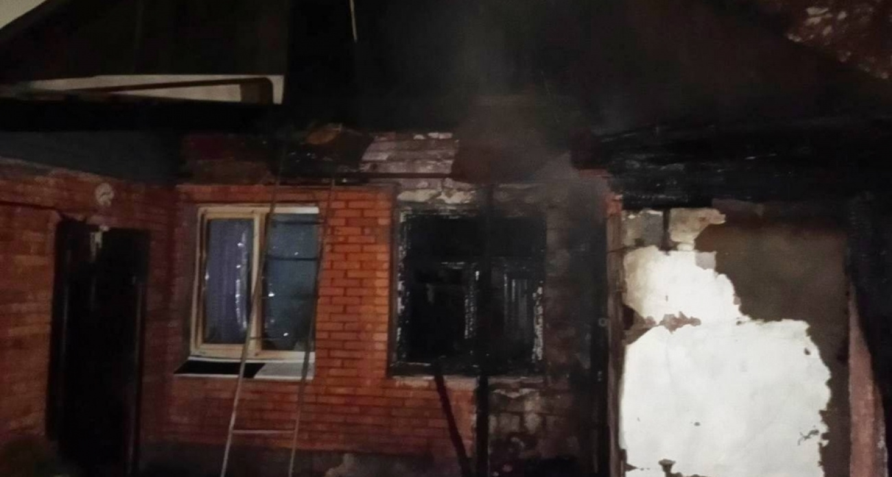 Неизвестный мужчина 50 лет погиб при пожаре в частном доме на Южной в Саратове