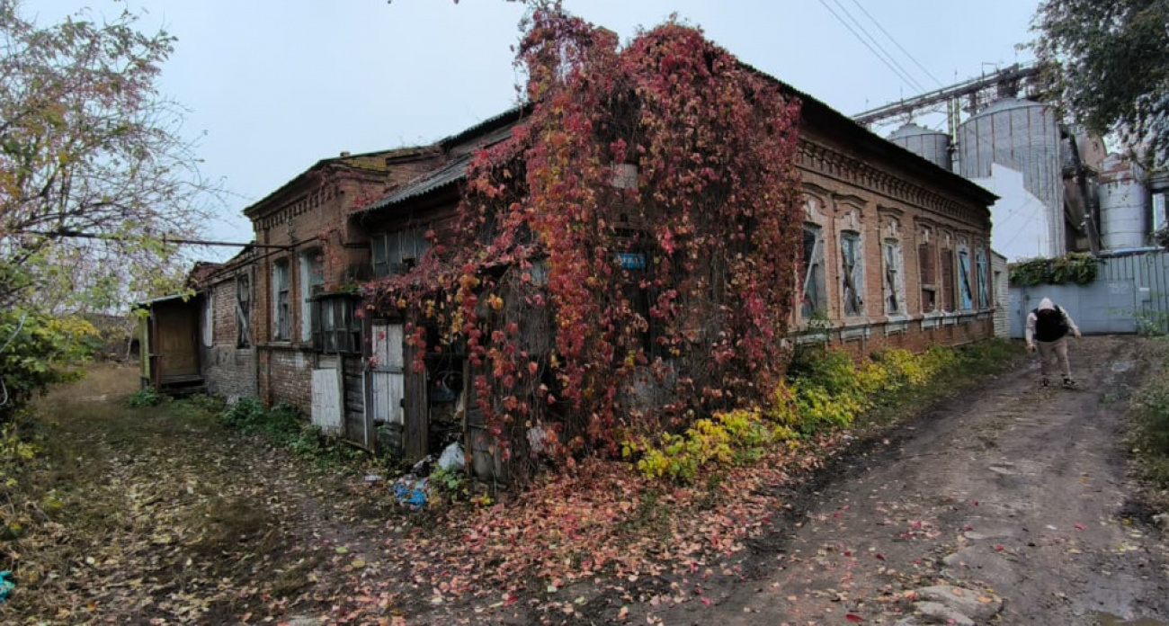 Аварийный дом-памятник 1900 года с заседаниями большевиков продают за 16,7 млн рублей