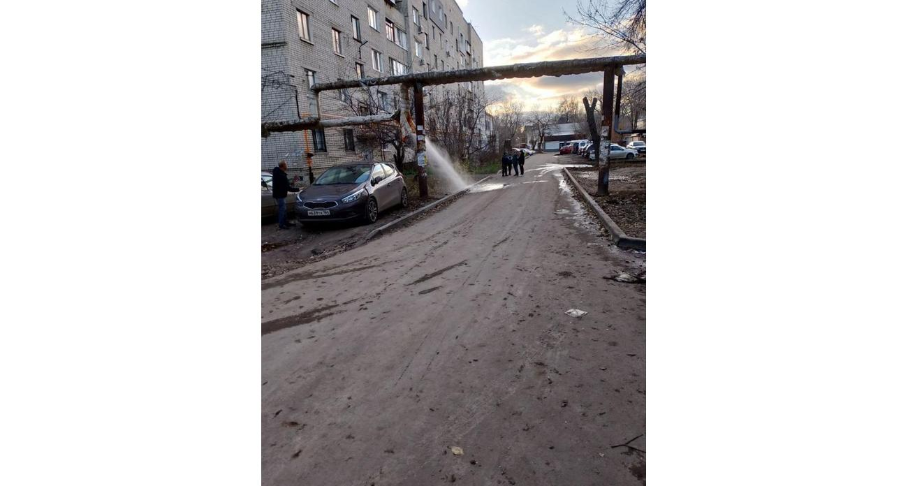 В Энгельсе вода льется на людей из ободранных труб, ведущих к школам и детсадам