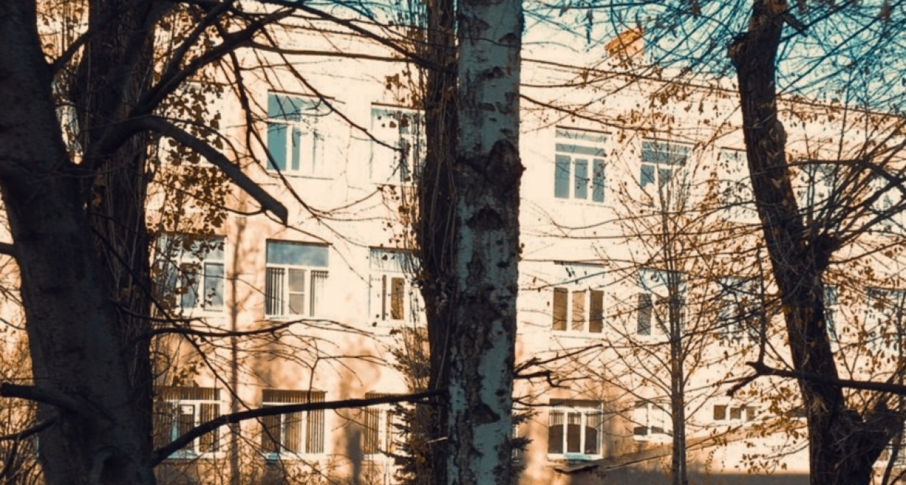 В Энгельсе потратят 1,3 млн рублей на роспись 300 кв. метров стен школы, где дети учатся в две смены