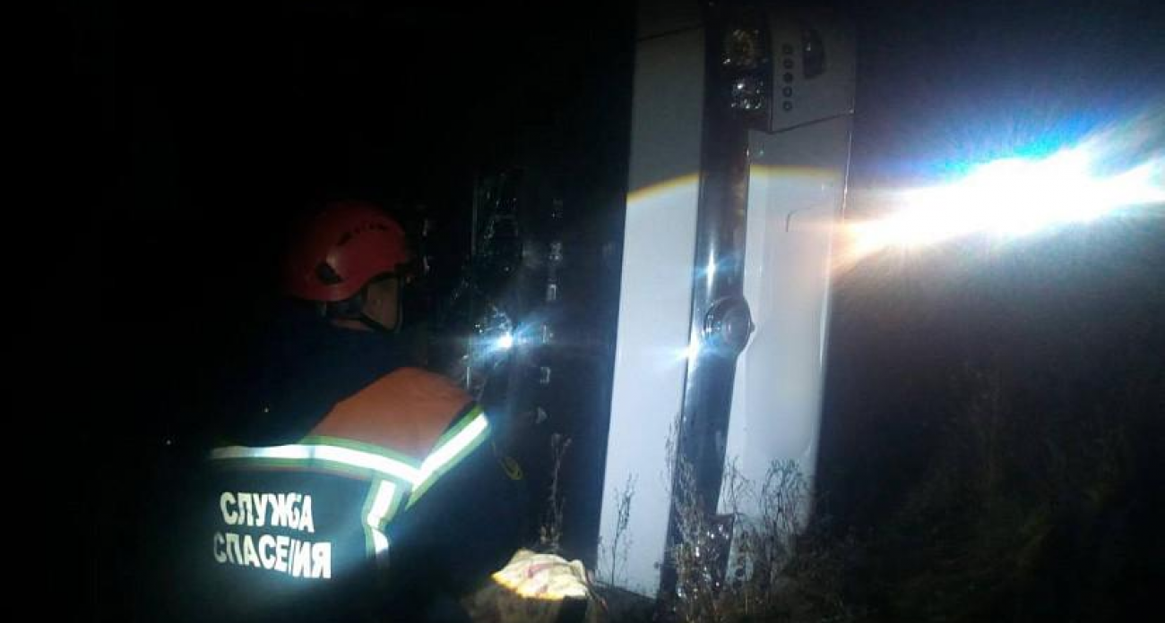 Нерейсовый автобус Yutong слетел в кювет и перевернулся под Саратовом: трое в больнице