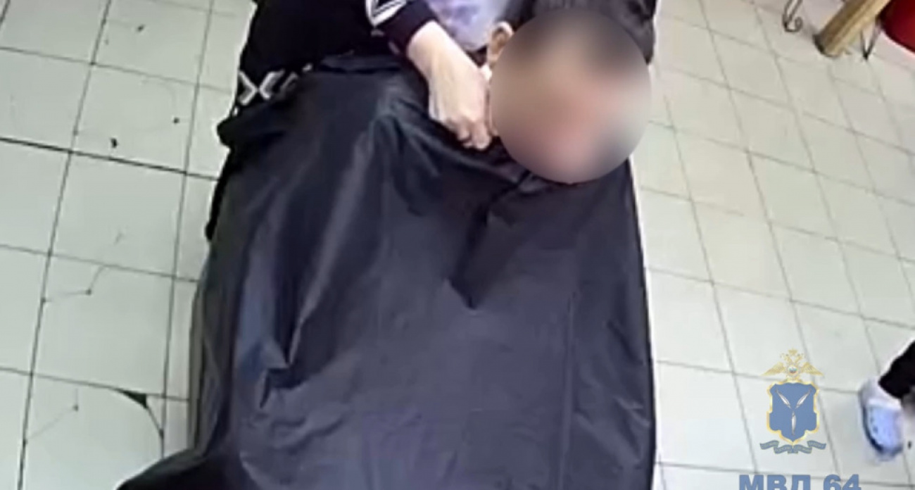 58-летний саратовец потратил 9 тысяч с найденной карты на стрижку и продукты