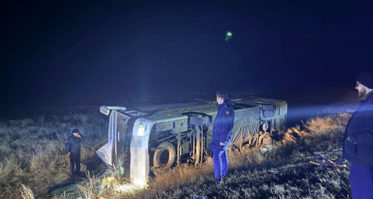 Трое пострадавших в ДТП с перевернувшимся вахтовым автобусом в Саратовской области идут на поправку