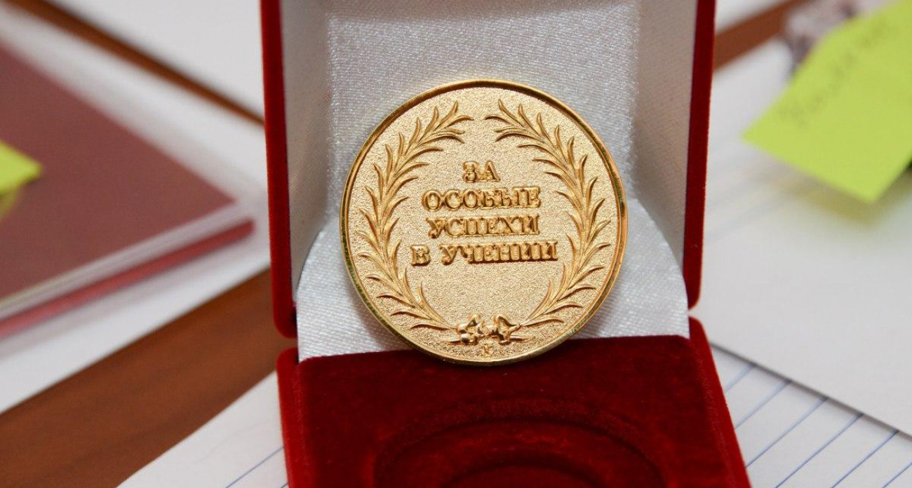 69 саратовских школьников не получили аттестаты, но 806 заработали золотые медали