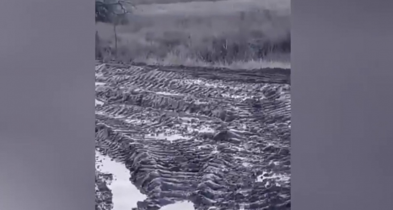 "Проезд возможен": губернатор ответил на жалобы о грязевой дороге к посёлку Черноморский, где жители мучаются годами