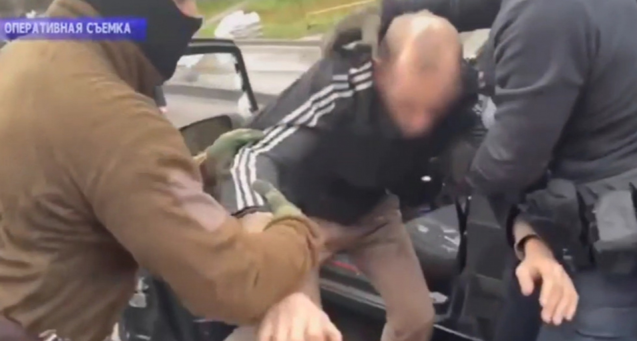 "Фермер" с 100 граммами марихуаны заперся в машине: полиция выбила стекло и раскрыла мини-плантацию в гаражах Саратова