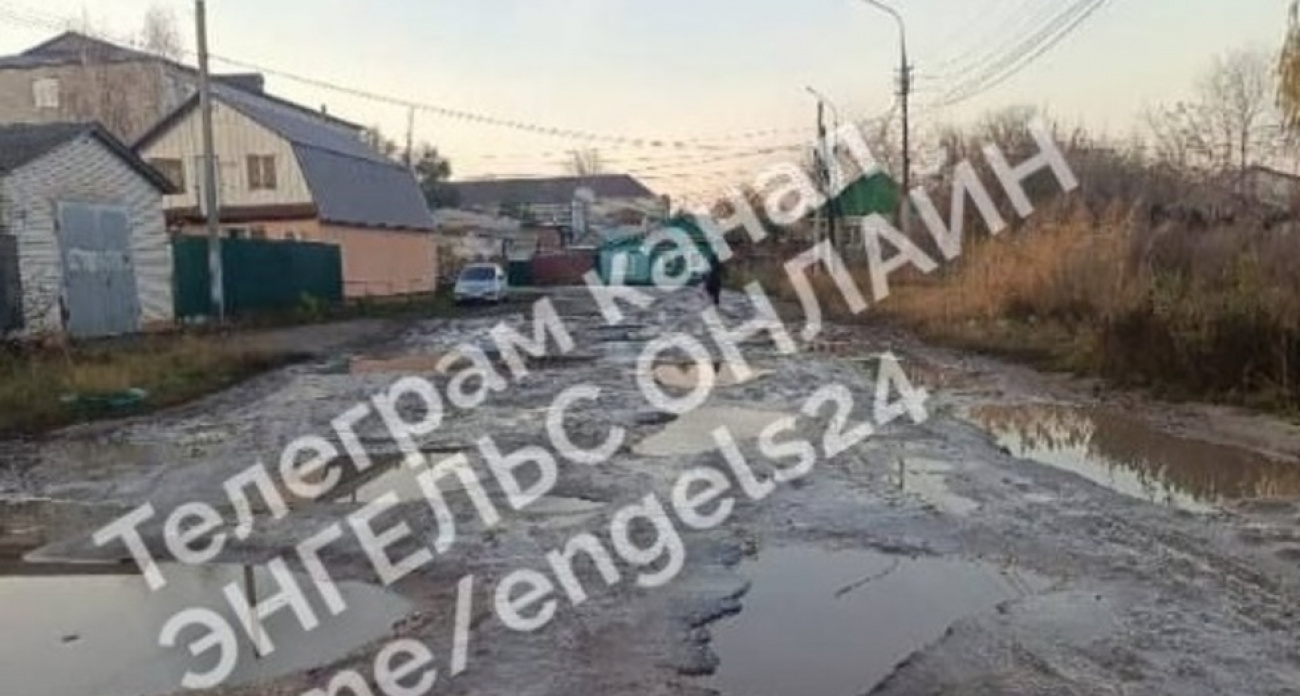 Студенты "одного из лучших колледжей области" добираются на занятия по бездорожью без тротуаров