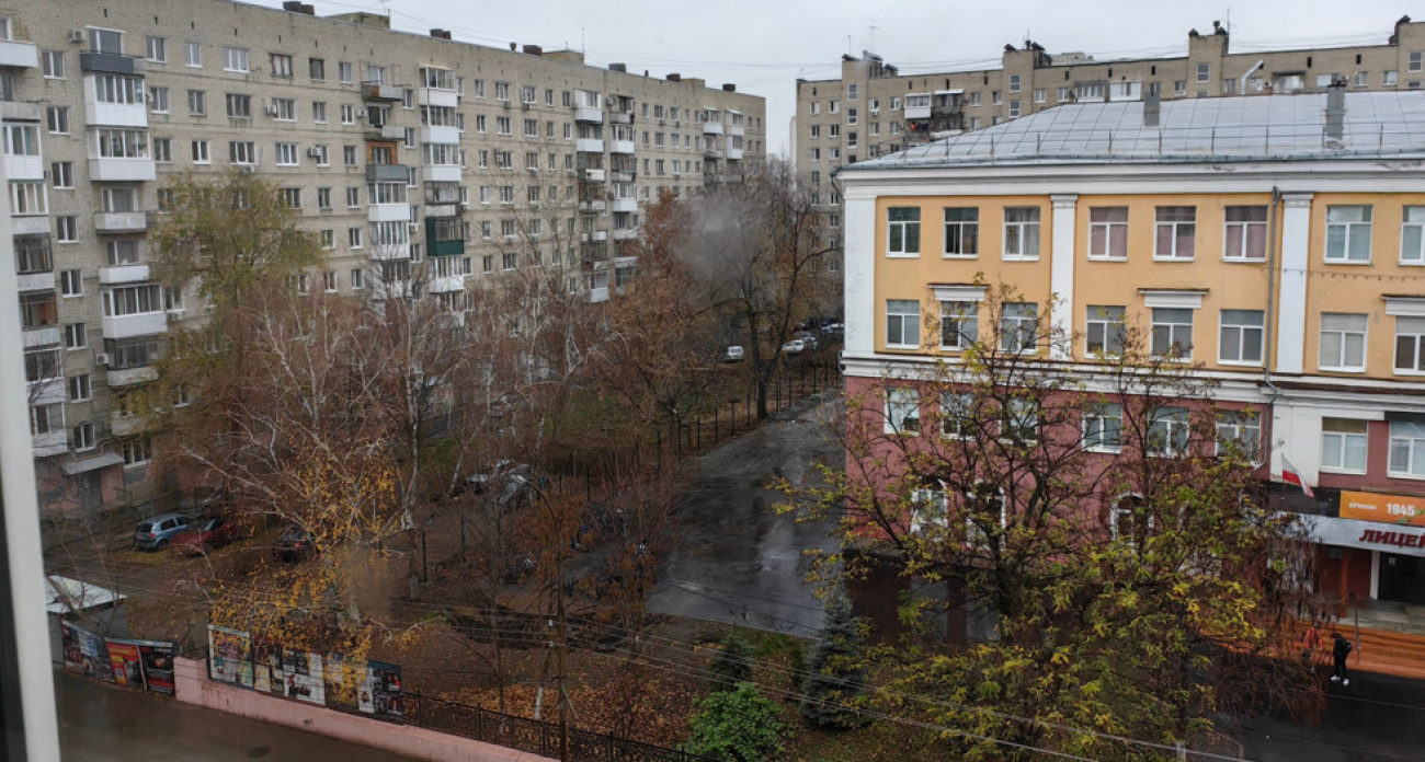 Саратовский лицей месяц стоит без забора: миллионный контракт провалили, дети учатся за забитыми трубами