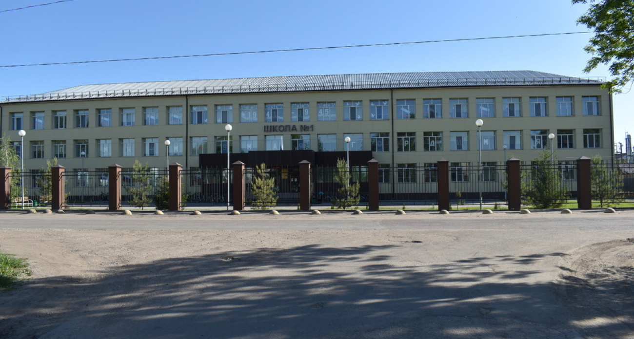 "Потолок упадет на учеников": в школе Самойловки протекает крыша, а чиновники отказываются комментировать