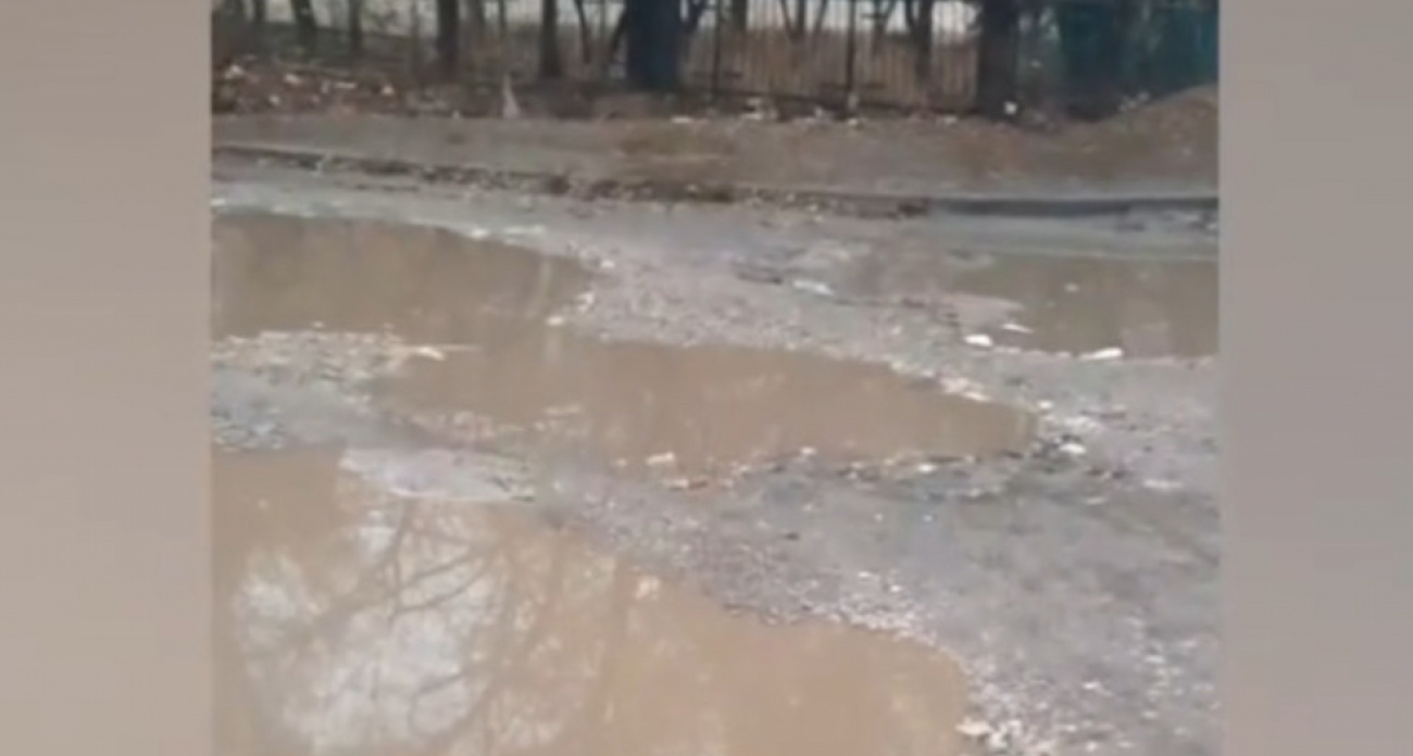 Слепые дети третий год преодолевают "озёра" луж и ямы по дороге в саратовскую школу-интернат