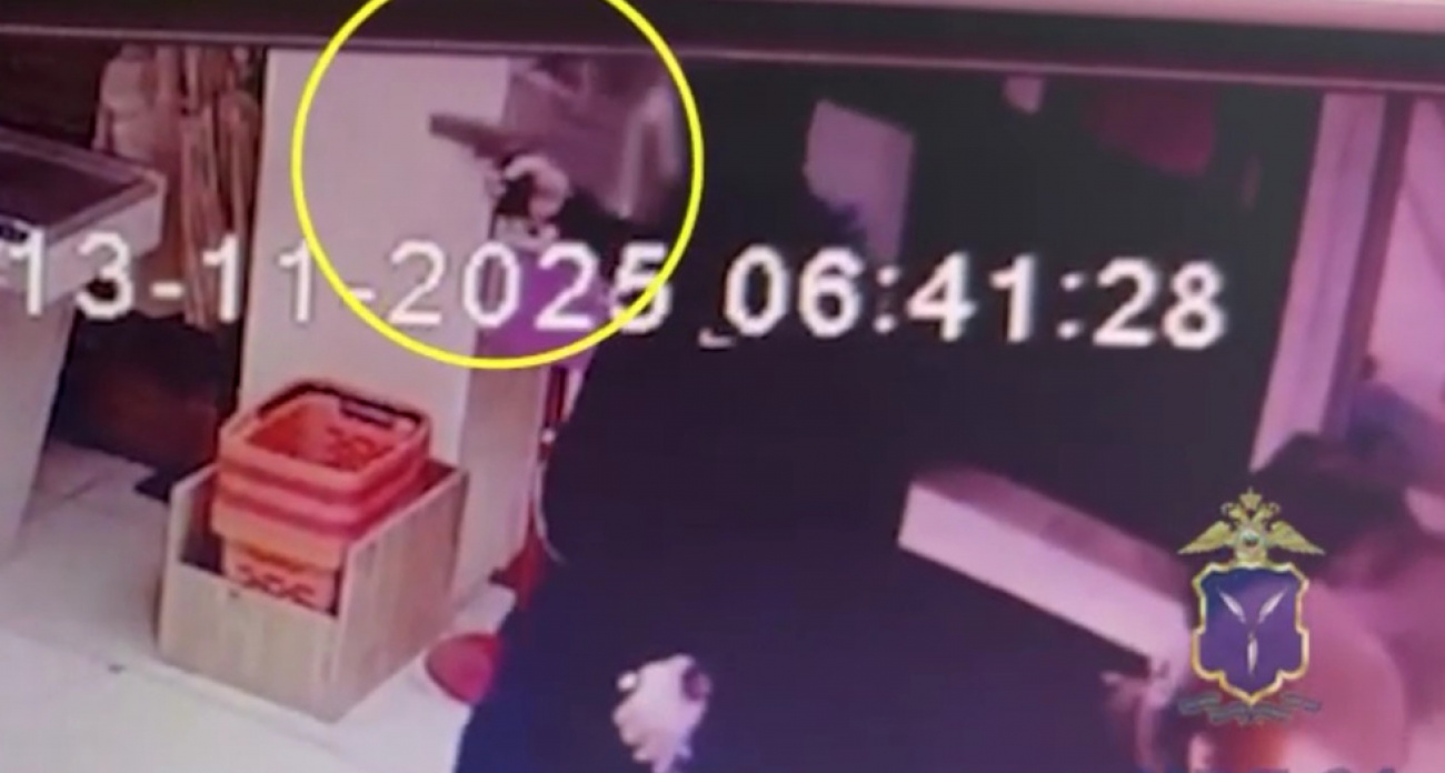 Пьяный саратовец с пневматикой "взбадривал" медлительных покупателей в очереди на кассе