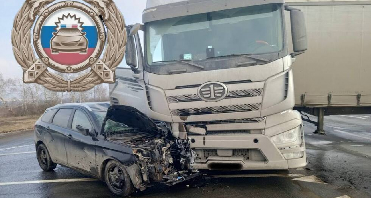 Грузовик FAW протаранил "Ладу Весту" в Калининском районе: двое пострадавших госпитализированы