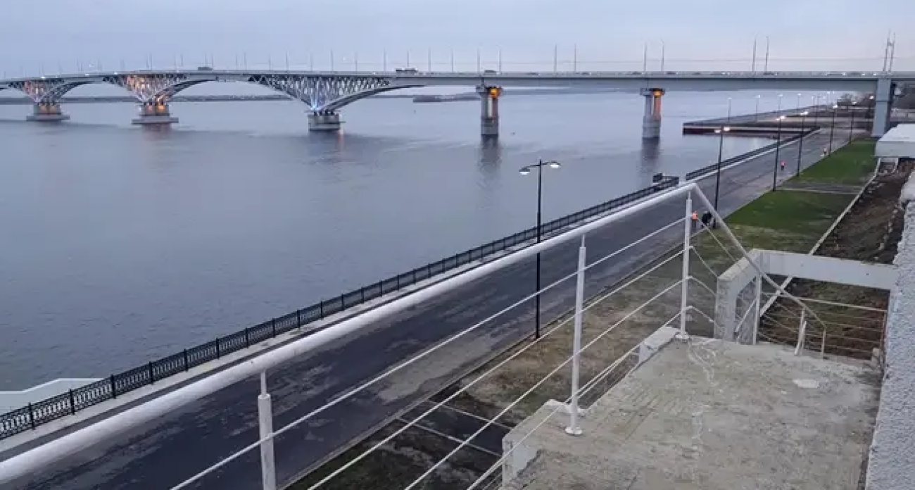 Саратовская набережная станет самой длинной: стройка под мостом расширяет маршрут до Затона