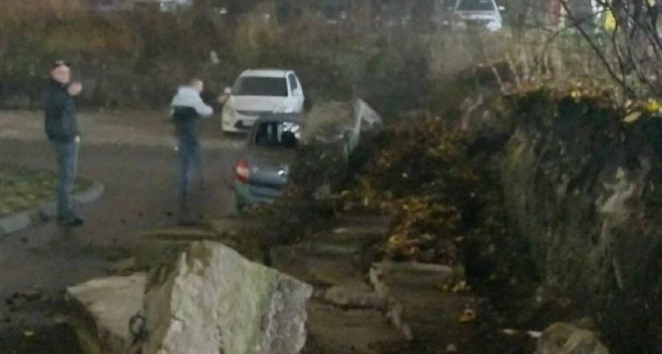 В Саратове рухнула бетонная стена: повреждены 6 автомобилей