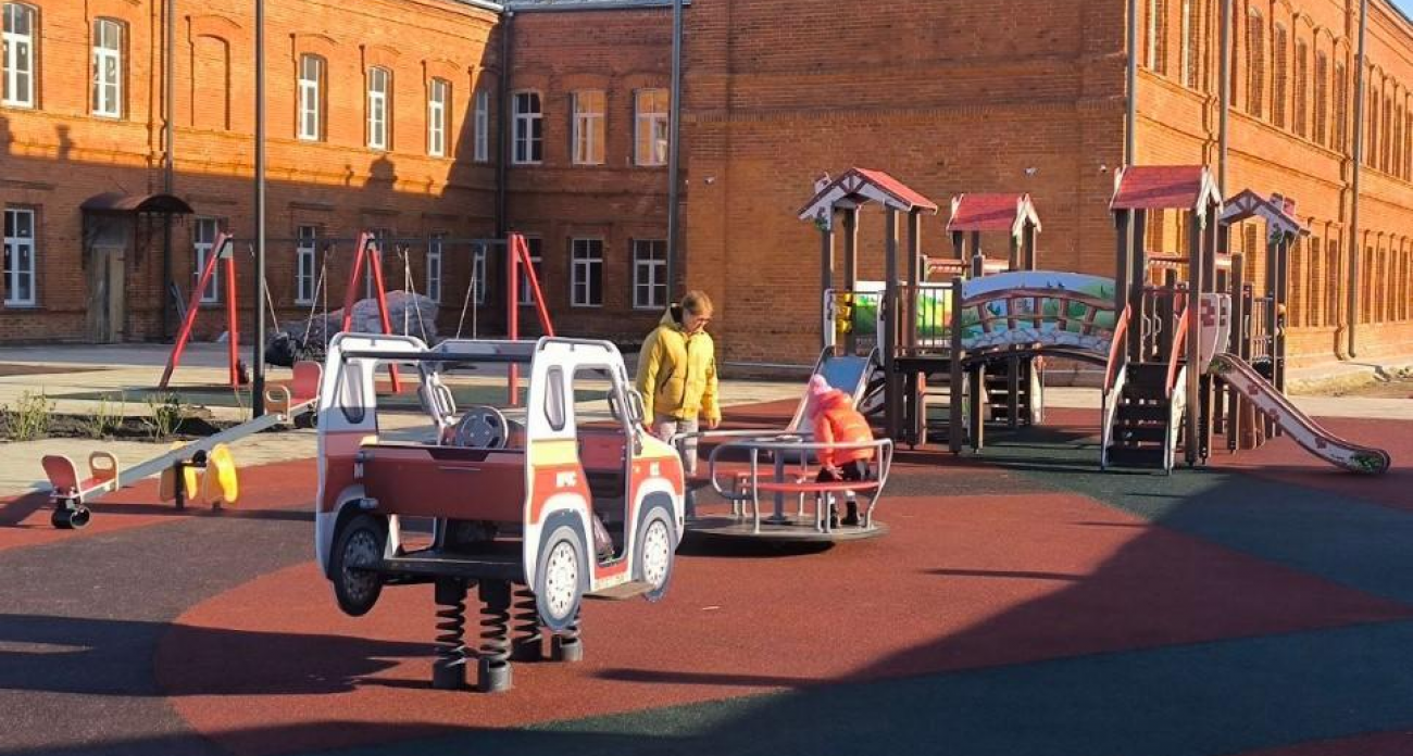 В Петровске открылась суперплощадка с качелями-гнёздами и «Порталом в детство»