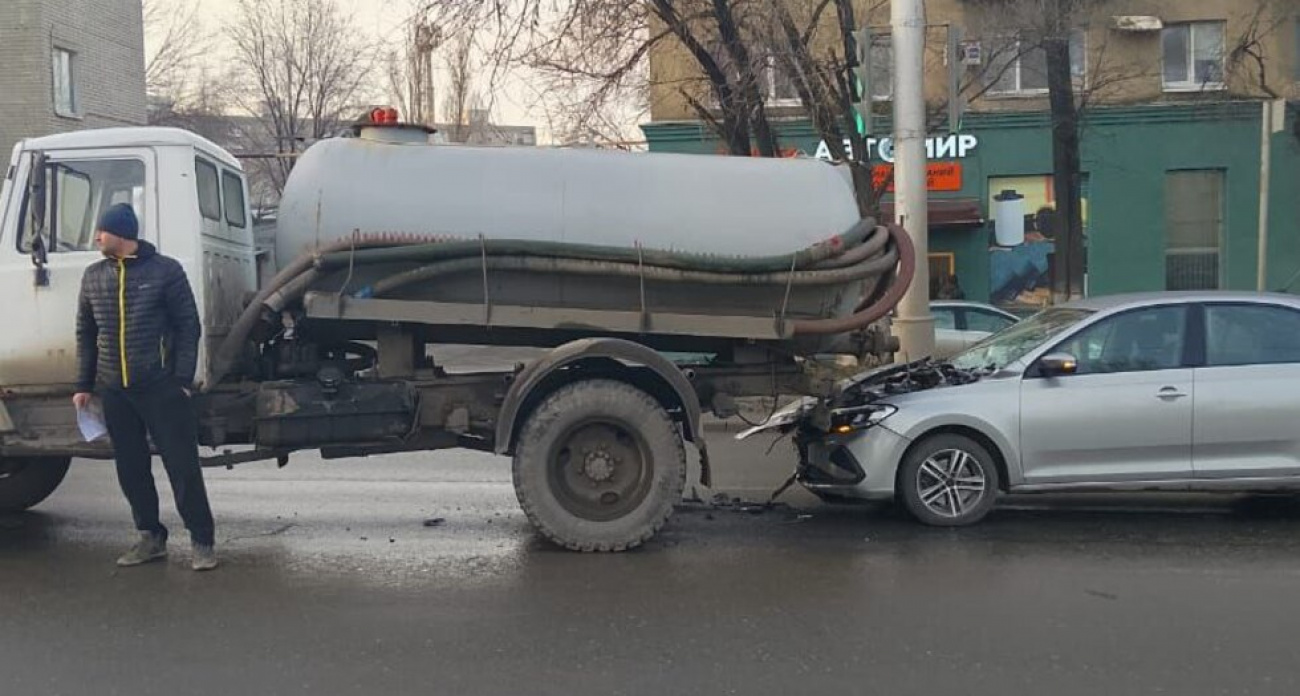 ГАЗон протаранил Volkswagen на Московском шоссе: 61-летнюю пассажирку увезли в больницу