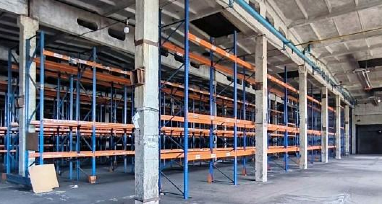 Гигантский склад у ж/д станции в Саратове продают за 890 млн с торгом: 22 тысячи «квадратов» и офис