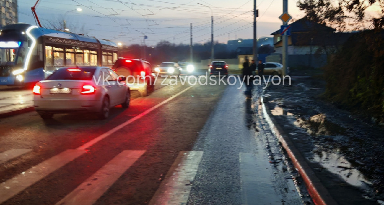 "Месиво из грязи вместо остановок": жители Заводского района возмущены "благоустройством" скоростного трамвая №8