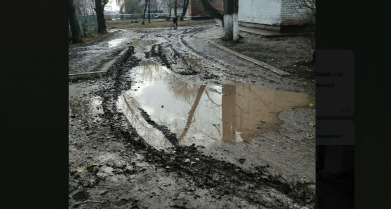 "По уши в грязи": школьники годами идут к школе имени героини ВОВ через непроходимые лужи