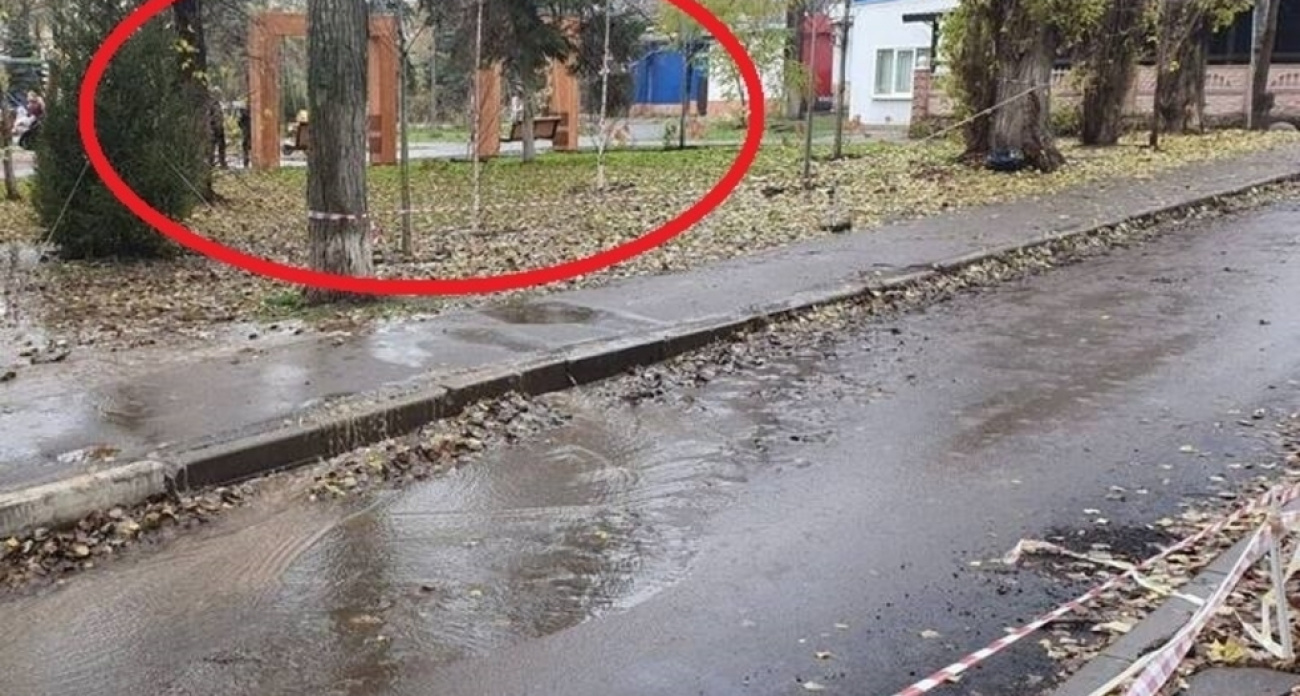 "Получилось очень грязно": в Октябрьском районе детские площадки поставили прямо на газоны — дети играют в грязи