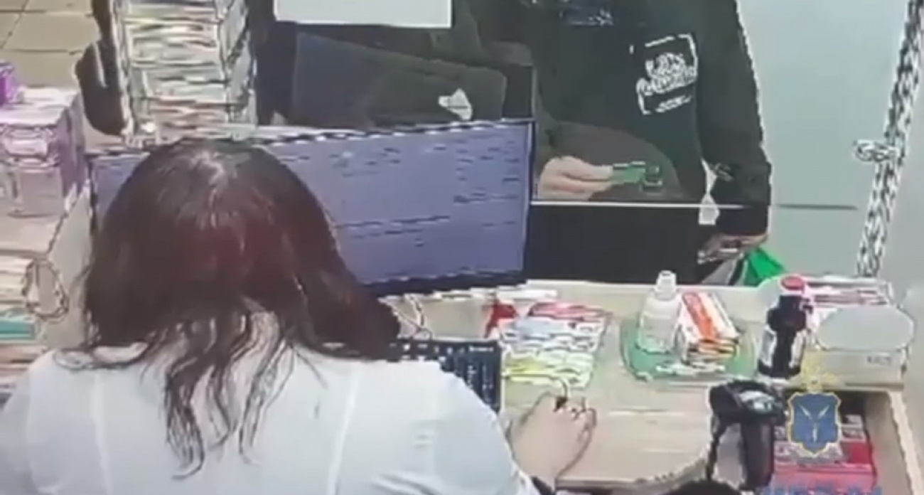 Саратовец потратил найденную на улице карту на 15 441 рубль и попал под уголовку